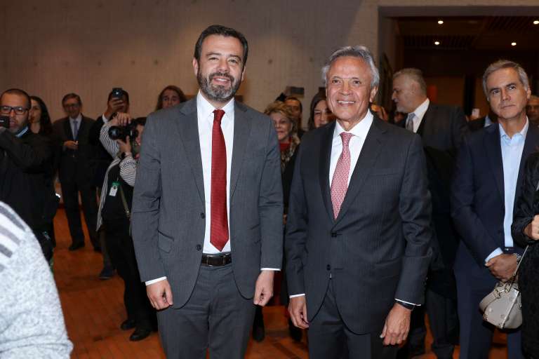 Carlos Fernando Galán Alcalde de Bogota, Ramiro Osorio Director teatro Julio Mario Santo Domingo