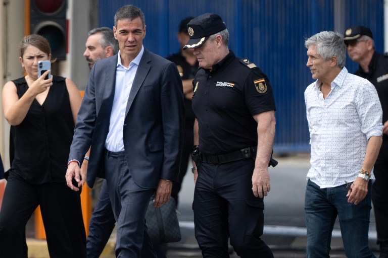El presidente del Gobierno de España, Pedro Sánchez, y el ministro del Interior, Fernando Grande-Marlaska, caminan junto a la valla fronteriza de El Tarajal —que separa el enclave español de Ceuta, en el norte de África, de Marruecos. Sánchez dijo que con la llegada de más de 50.000 migrantes se dio "una violación de la integridad territorial española".