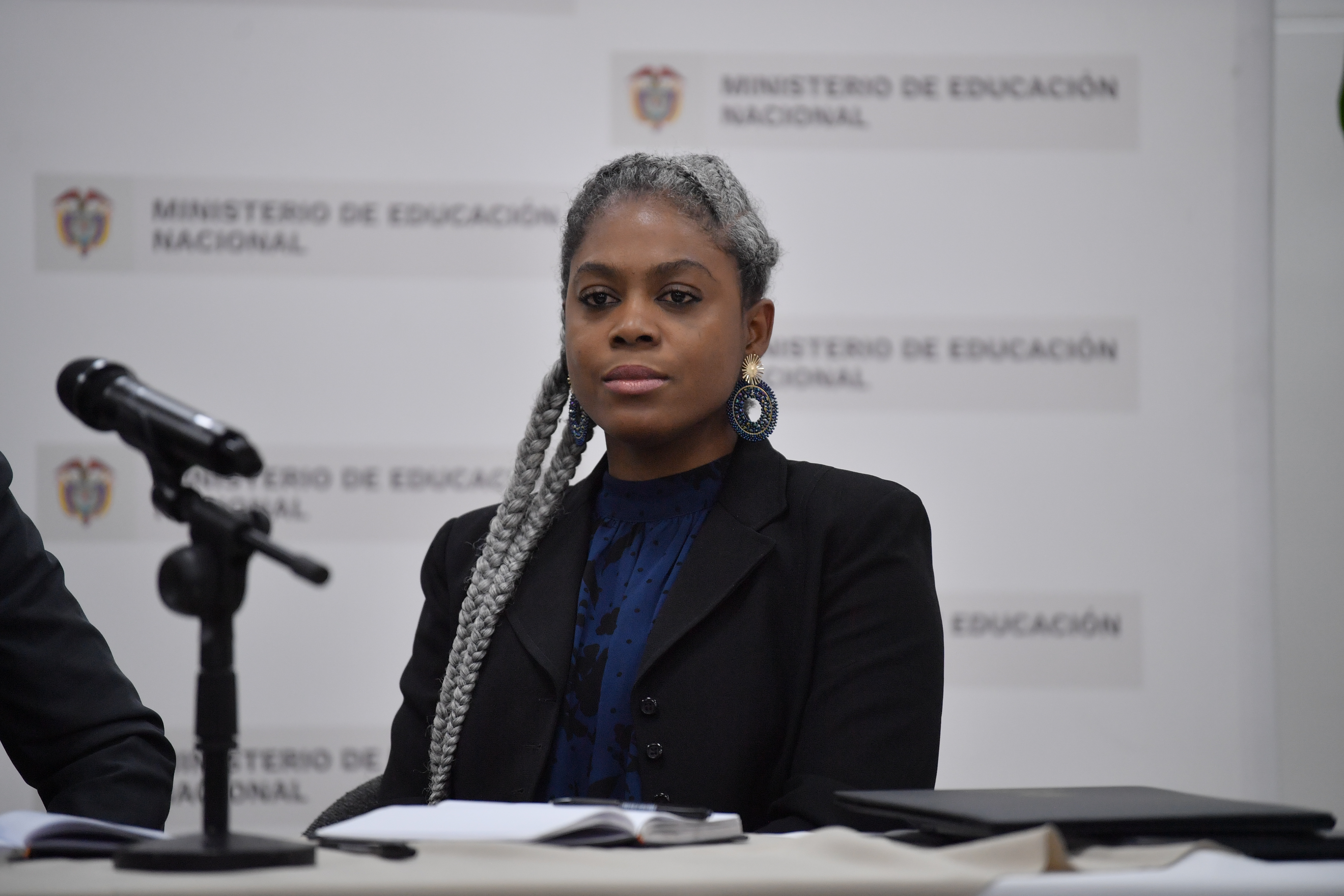 Viceministra de educación superior en la reunión sobre el incremento de los precios en las universidades privadas.