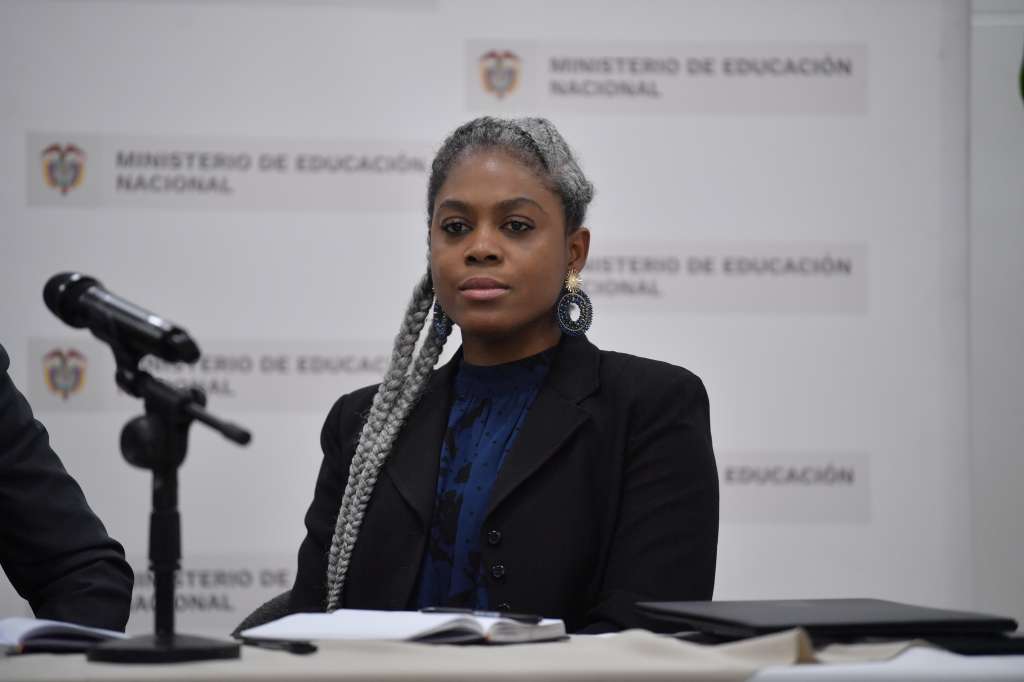 Viceministra de educación superior en la reunión sobre el incremento de los precios en las universidades privadas.