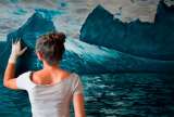 Zaria Forman, la artista que pinta glaciares con sus dedos