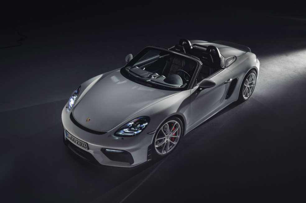 Porsche 718 Spyder.Cortesía.El 718 Spyder es una máquina creada para proporcionar placer de conducción, con una capota ligera que permite lograr la máxima velocidad. Este modelo continúa la historia de los famosos roadsters 550 Spyder y 718 RS 60 Spyder. Su capota es puede ser plegada de forma sencilla bajo la cubierta posterior. A diferencia del GT4, el 718 Spyder tiene un spoiler trasero que se despliega automáticamente al alcanzar los 120 km/h. Gracias al difusor funcional, es el primer modelo de la familia Boxster que genera carga aerodinámica en el eje posterior.