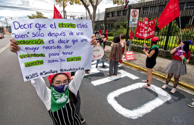 El Grupo Aborto Legal Costa Rica se manifestó frente a la casa presidencial en la conmemoración del Día de la lucha por la legalización del aborto en América Latina y el Caribe.