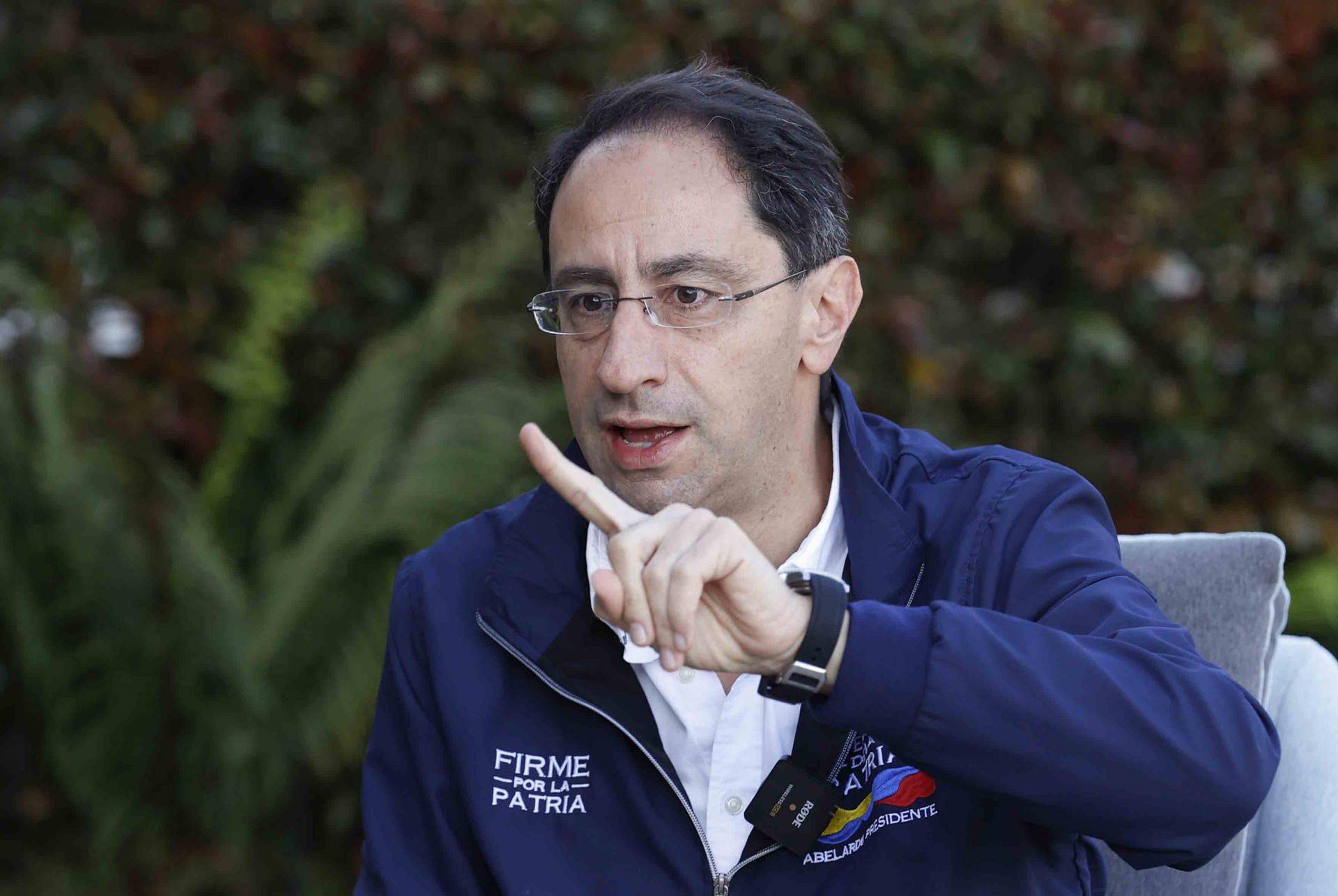 AME3745. BOGOTÁ (COLOMBIA), 21/05/2026.- El candidato a la vicepresidencia de Colombia, José Manuel Restrepo, habla en entrevista con EFE este miércoles, en Bogotá (Colombia). Restrepo afirma que decidió dejar la academia y volver a la política para ser compañero de fórmula del candidato presidencial ultraderechista Abelardo de la Espriella porque considera que la continuidad de la izquierda en el poder destruirá la democracia. EFE/ Mauricio Dueñas Castañeda
