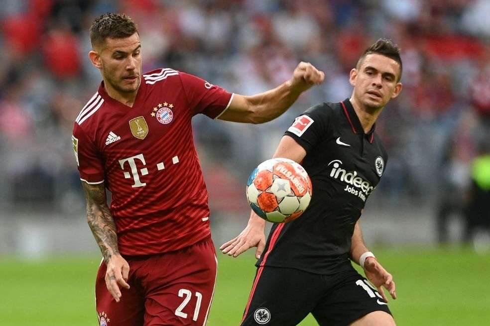 Rafael Santos Borré disputa una pelota con Lucas Hernández.