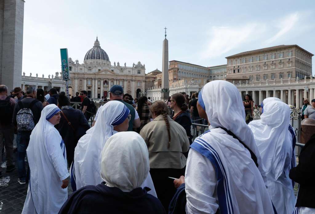 VATICAN CITY (Vatican City State (Holy See)), 21/04/2025.- Faithful gather on St. Peter's Square following the death of Pope Francis, in Vatican City, 21 April 2025. Pope Francis died on 21 April 2025 at the age of 88, according to the Holy See. Born Jorge Mario Bergoglio in Buenos Aires, Argentina, on 17 December 1936, he was appointed leader of the Catholic Church on 13 March 2013, succeeding Pontiff Emeritus Benedict XVI. (Papa, Santa Sede) EFE/EPA/GIUSEPPE LAMI