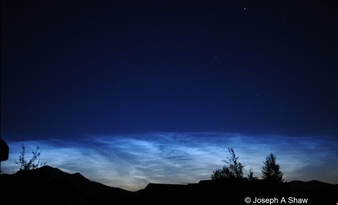 Imagen de las nubes noctilucentes en la ciudad de Bozeman, en Montana, Estados Unidos.