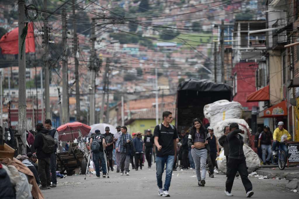 Aspectos de los operativos por parte de la policía en el Barrio San Bernardo luego de que fuera detonada una granada en esta zona de la capital