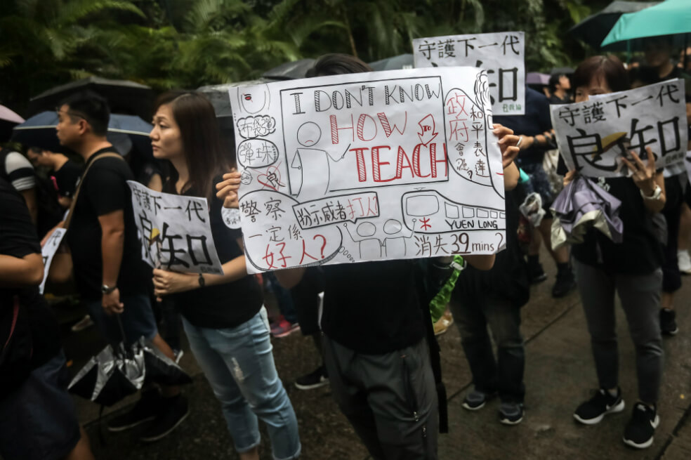 Los maestros de Hong Kong participaron de una marcha desde Chater Garden hasta Government House en Hong Kong, China. La ciudad vive otro fin de semana de protestas que exigen la retirada total de un proyecto de ley de extradición ahora suspendido. / EFE