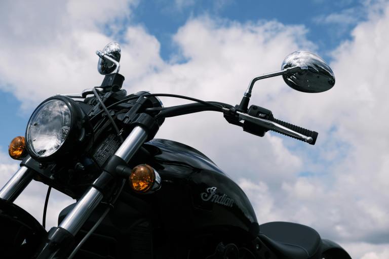 ¿Cuál es la multa por tener la placa de la moto en mal estado?