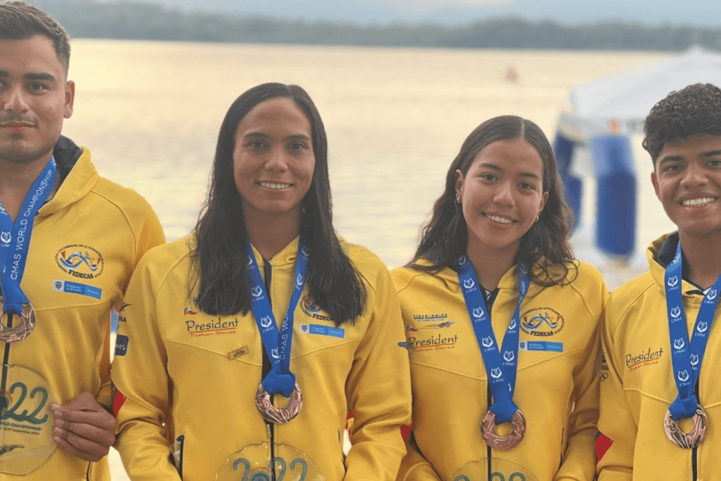 Cindy Mejía, Mercedes Ruíz, Juan Sebastián Casanova y Jesús Castrillón, miembros del equipo de relevos mixto.