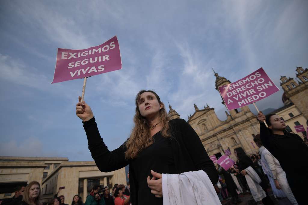 Plantón por los líderes Sociales Asesinados, desaparecidos y en apoyo a las mujeres.