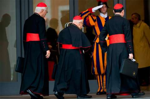 Víctimas de sacerdotes pedófilos "irrumpen" en el cónclave