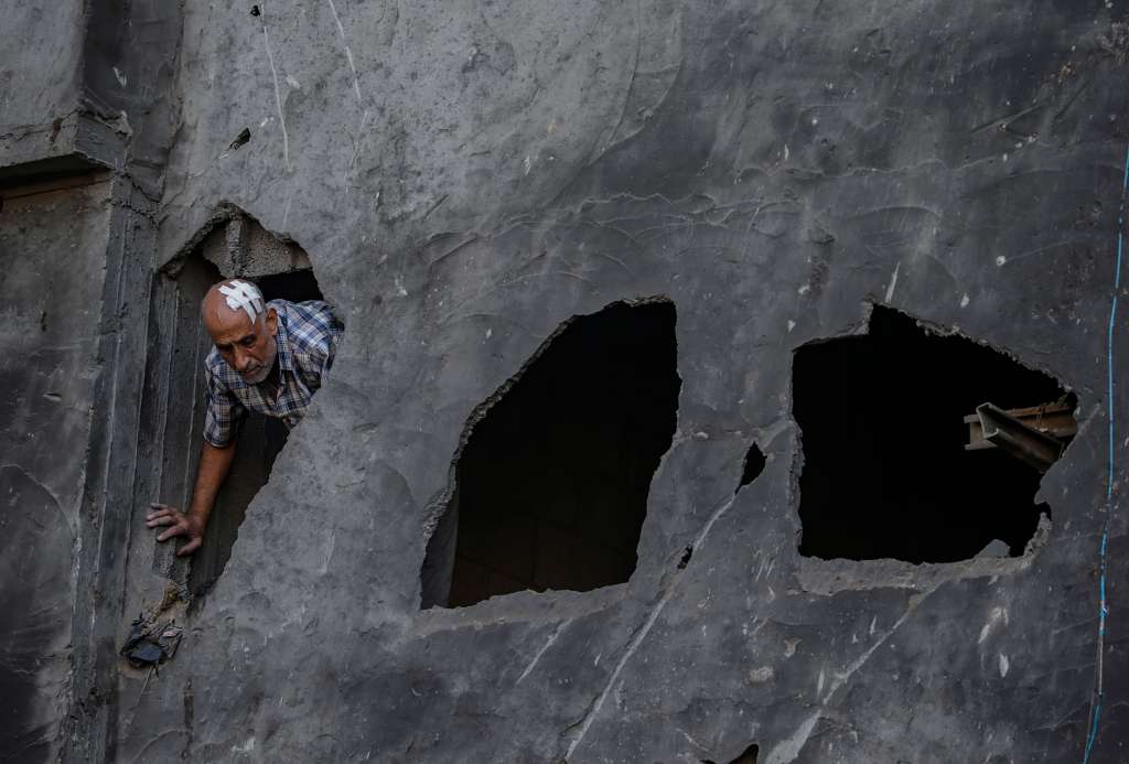 -FOTODELDÍA- GAZA, 20/10/2023.- Un hombre herido inspecciona los daños en la iglesia ortodoxa griega San Porphyrio tras ser atacada aéreamente en Gaza este viernes. Al menos 18 personas han sido asesinadas, según las autoridades palestinas en Gaza. EFE/ Mohammad Saber