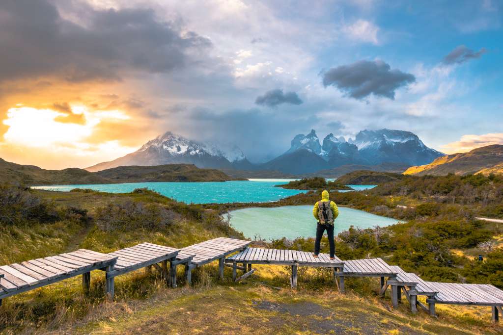 El turismo sustentable y de aventura continuará siendo tendencia en 2025. Torres del Paine, Chile.