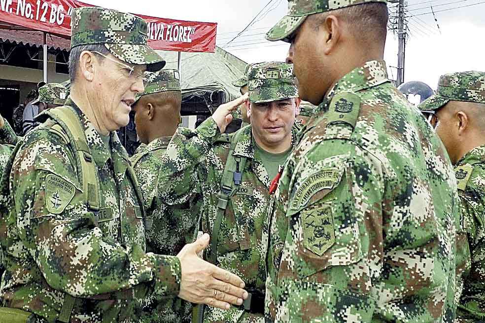 El general Rubén Darío Alzate (izq.) fue privado de la libertad en el corregimiento de Las Mercedes (Chocó). / AFP