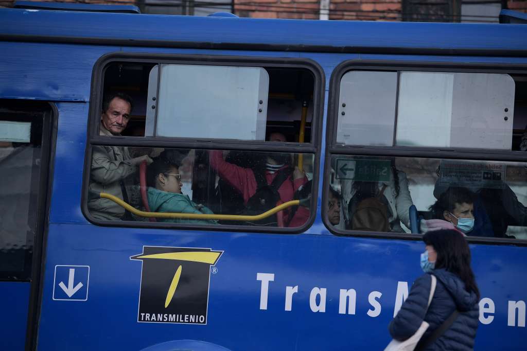 Adjudicación al consorcio Doppelmayr para la implementación de esta obra; Asiste la alcaldesa Claudia López; Diego Sánchez, director del IDU y otros funcionarios de la alcaldía.