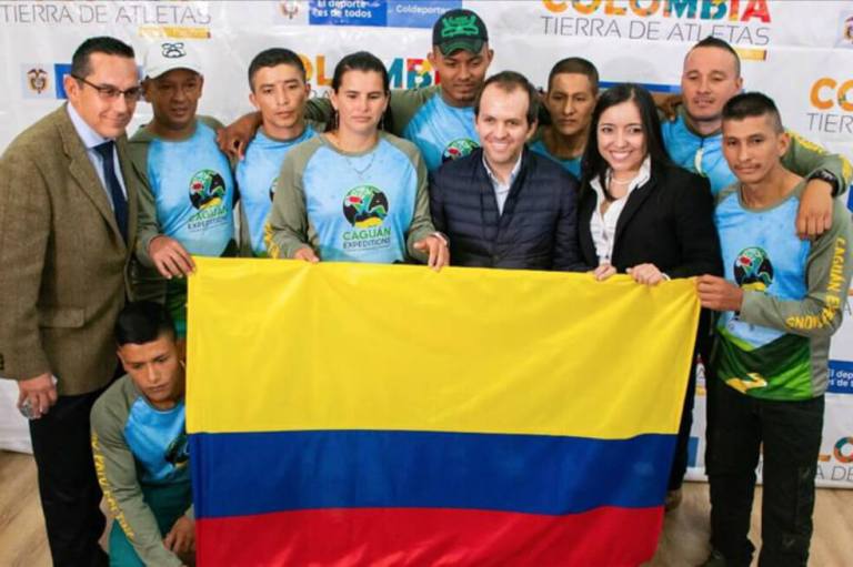 Entregan bandera a exguerrilleros de Farc que competirán en mundial de rafting
