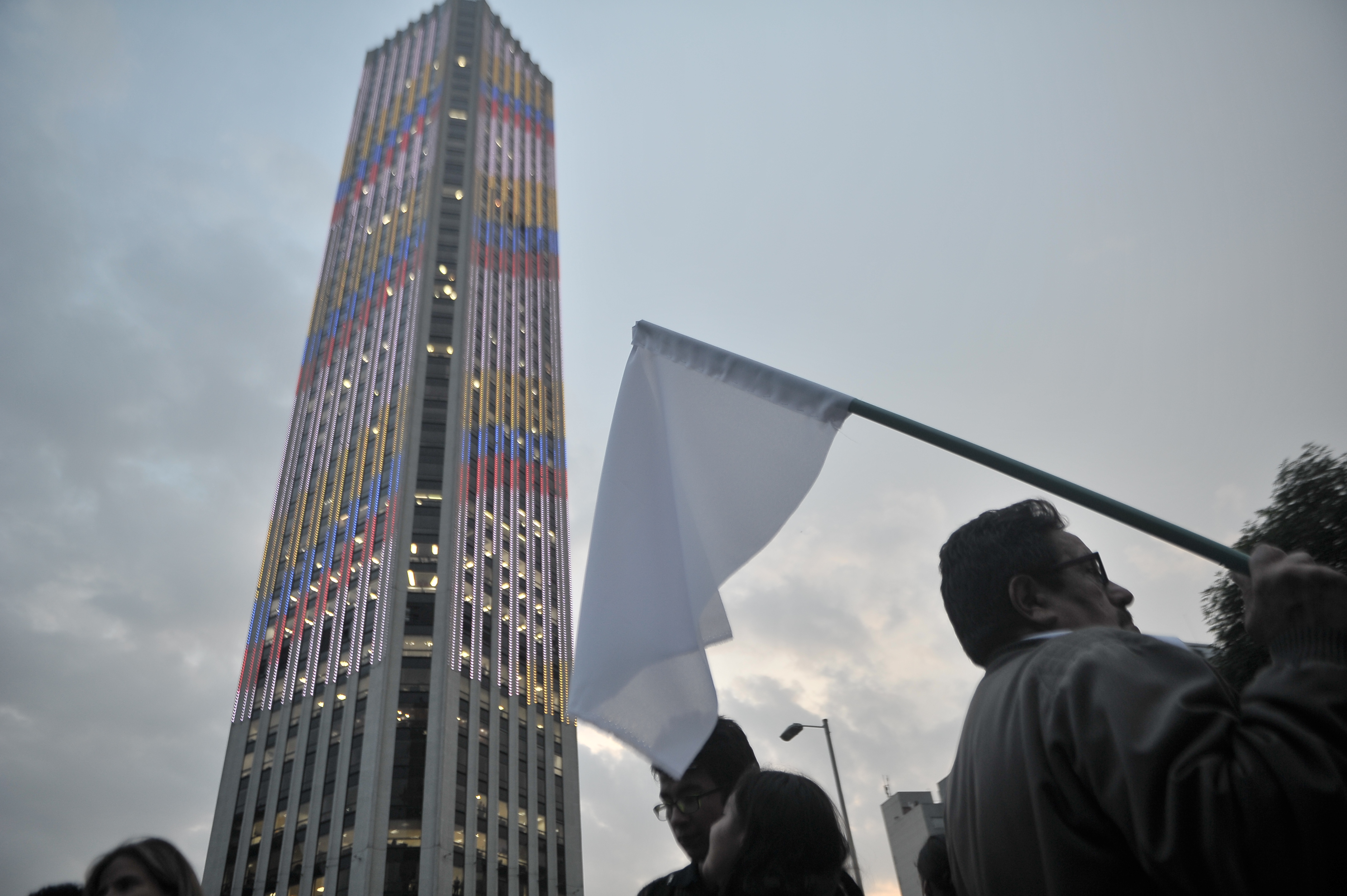 Miles de personas salen a marchar por la paz de Colombia, se congregan en la Plaza de Bolívar, en Bogotá.