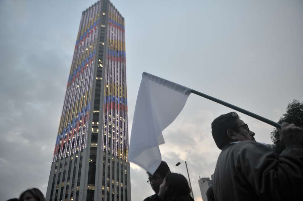 Miles de personas salen a marchar por la paz de Colombia, se congregan en la Plaza de Bolívar, en Bogotá.