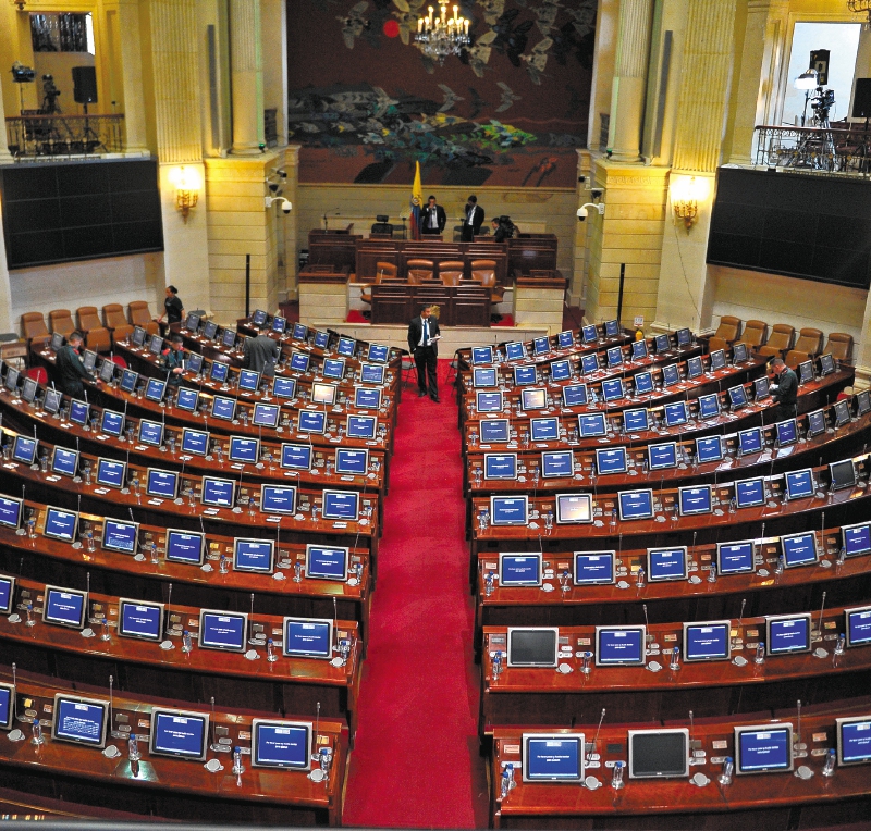 El Congreso dedico varias sesiones a decidir si podía sesionar de manera remota o no, por razón de la pandemia.