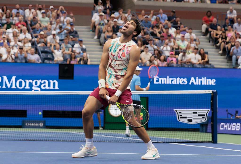 Flushing Meadows (United States), 04/09/2023.- Carlos Alcaraz of Spain react to missing a return to Matteo Arnaldi of Italy during their fourth round match at the US Open Tennis Championships at the USTA National Tennis Center in New York, New York, 04 September 2023. The US Open runs from 28 August through 10 September. (Tenis, Italia, España, Nueva York) EFE/EPA/JUSTIN LANE