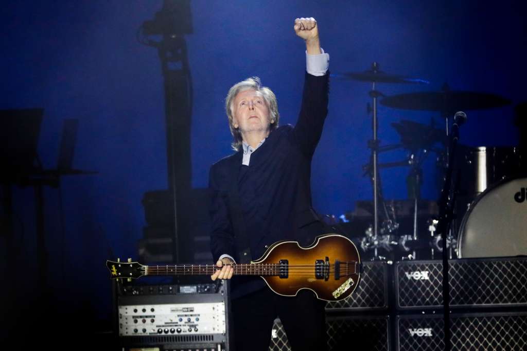 AME3940. BOGOTÁ (COLOMBIA), 01/11/2024.- El cantante británico Paul McCartney se presenta en concierto este viernes, en el estadio El Campín en Bogotá (Colombia). EFE/ Carlos Ortega / SOLO USO EDITORIAL/ SOLO DISPONIBLE PARA ILUSTRAR LA NOTICIA QUE ACOMPAÑA (CRÉDITO OBLIGATORIO)