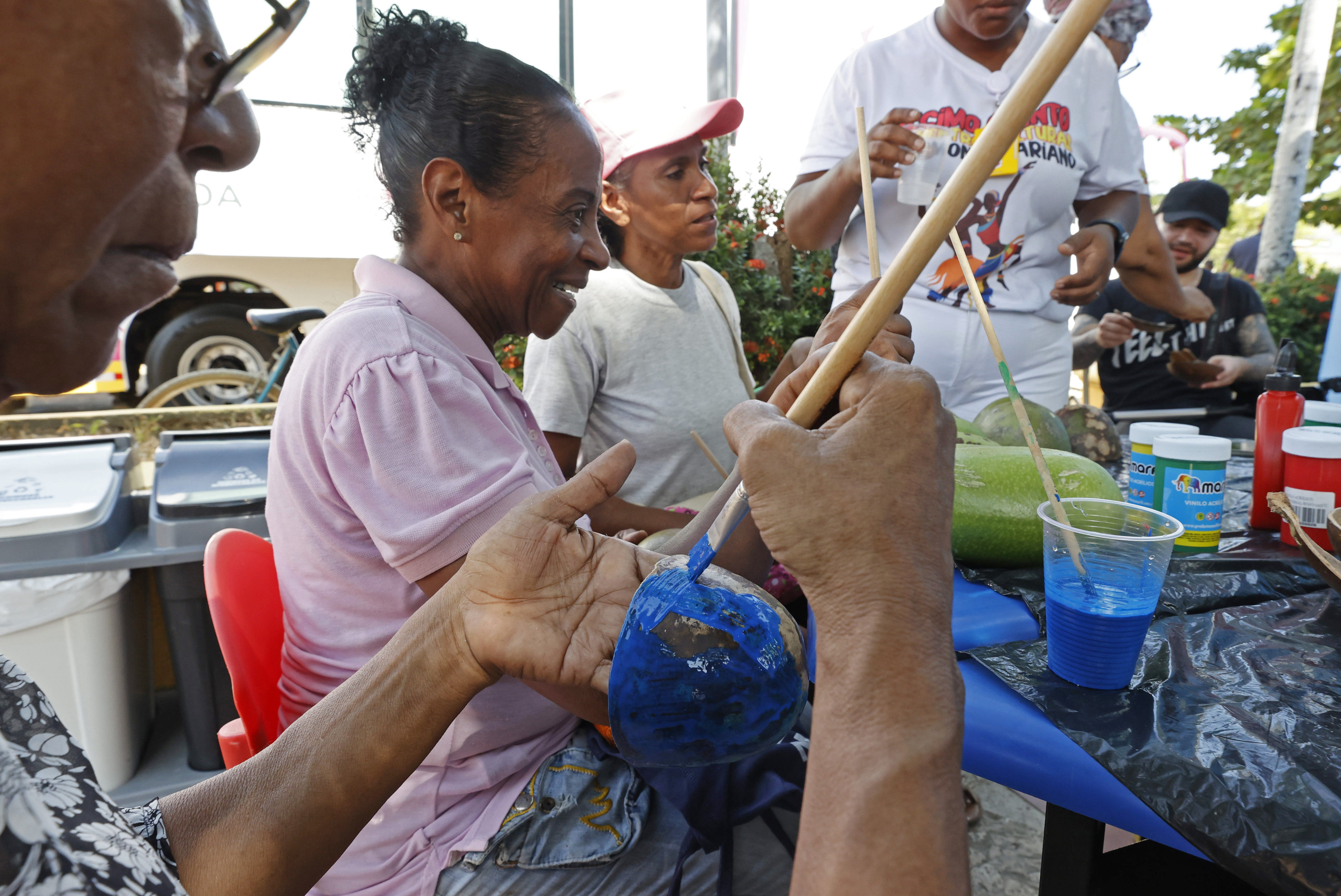 ACOPAÑA CRÓNICA: COLOMBIA MÚSICA - AME6324. MARÍA LA BAJA (COLOMBIA), 26/12/2023.- Mujeres elaboran elementos de cocina con el caparazón del totumo durante los talleres de la Ruta Nacional de Cuidados, el 7 de diciembre de 2023, en María La Baja, en el norteño departamento de Bolívar (Colombia). El taller de apropiación cultural lo organiza el Ministerio de Igualdad y Equidad de Colombia a través de la Ruta Nacional de Cuidados. Varias mujeres que fueron invitadas han organizado un libro de medicinas tradicionales en el que hablan de comidas, de tejidos y ahora, bajo la sombra de un árbol y al son de la cumbia y el bullerengue, cortan el fruto de un totumo para hacer una matera (maceta) mientras explican los usos de este árbol tradicional: su fruto sirve para hacer jarabe para la gripe, tratamiento capilar para que ennegrecer el pelo, incluso para reblandecer la ubre de la vaca. EFE/ Mauricio Dueñas Castañeda