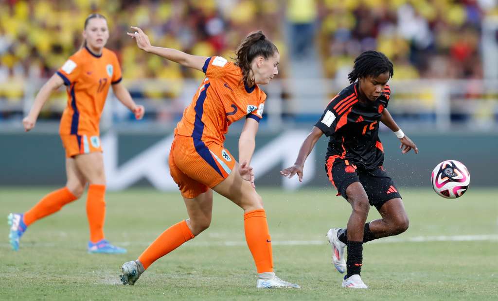 AMDEP7131. CALI (COLOMBIA), 15/09/2024.- Louise Van Oosten (c) de Países Bajos disputa el balón con Karla Dayana Torres de Colombia este domingo, en un partido de los cuartos de final de la Copa Mundial Femenina sub-20 entre las selecciones de Países Bajos y Colombia en el estadio Pascual Guerrero en Cali (Colombia). EFE/ Ernesto Guzmán Jr.