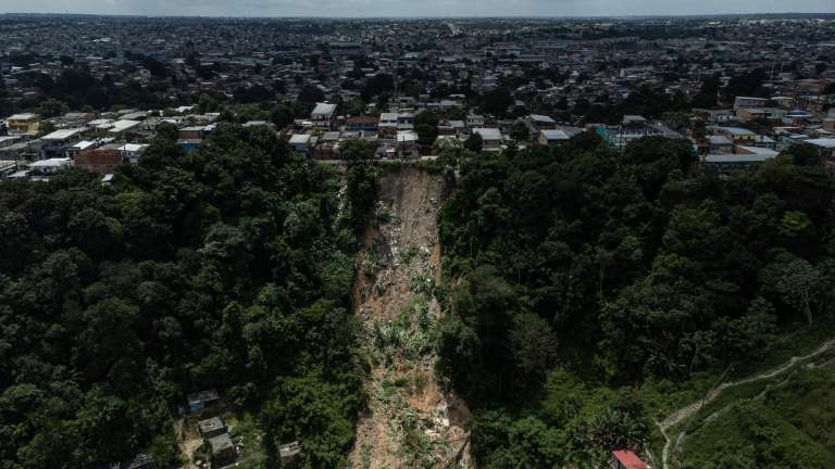 -FOTODELDÍA- AME2168. MANAOS (BRASIL), 13/03/2023.- Fotografía de la zona donde ocurrió un deslizamiento de tierra provocado por las fuertes lluvias, hoy, en Manaos (Brasil). Un deslizamiento de tierra provocado por las fuertes lluvias ha dejado ocho fallecidos, entre ellos cuatro niños, en la ciudad brasileña de Manaos, informaron este lunes fuentes oficiales. El alud tuvo lugar la noche del domingo, en medio de un fuerte temporal que azotó la región durante el fin de semana, y soterró once casas en la zona este de la capital del estado de Amazonas (norte), según informó la Alcaldía de Manaus en un comunicado. EFE/ Raphael Alves