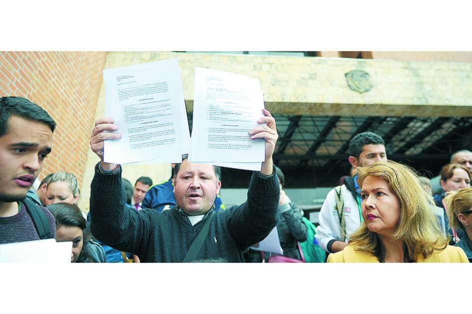 Miles de personas se han acercado al Consejo Nacional Electoral por la anulación la inscripción de sus documentos. / Cristian Garavito - El Espectador