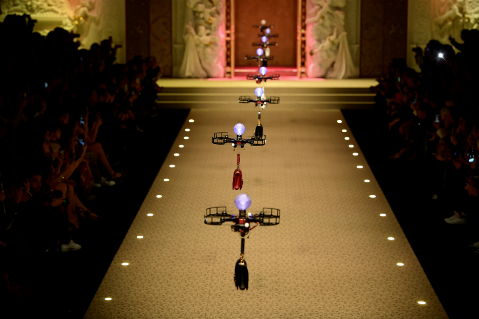 El espectáculo comenzó con un sorprendente ballet de una docena de drones que sobrevolaron la pasarela para presentar la nueva colección de bolsos de la marca. / Miguel Medina /AFP