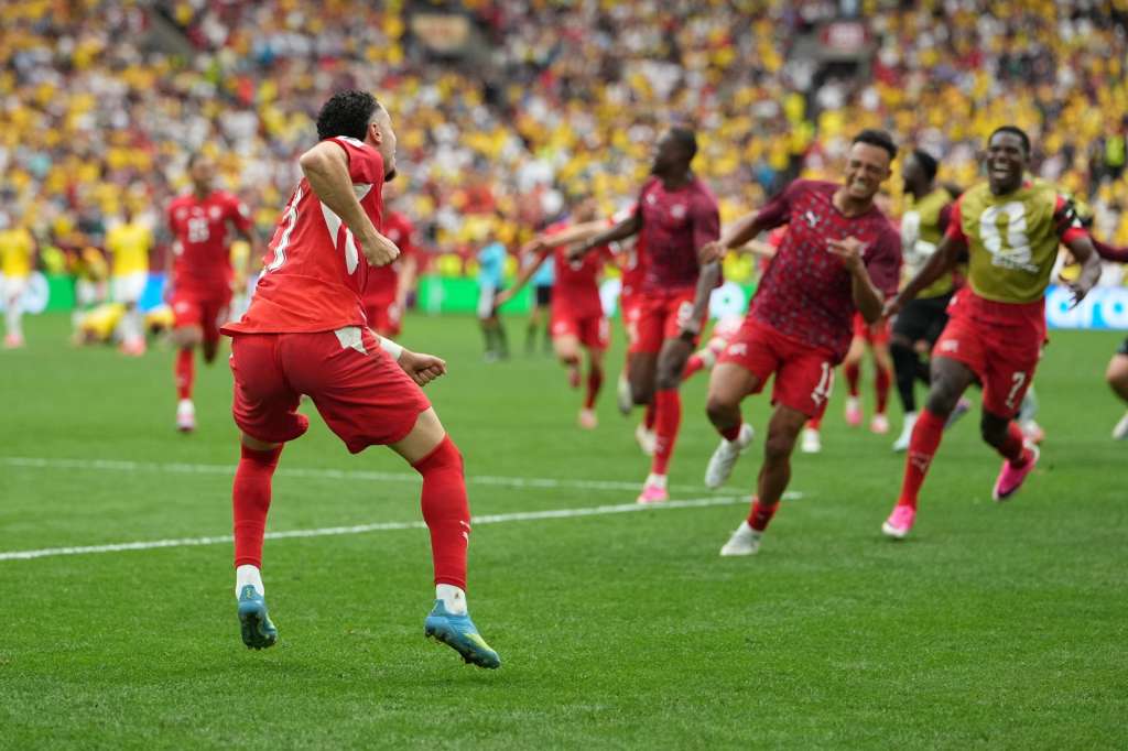 VANCOUVER (Canada), 08/07/2026.- Ruben Vargas of Switzerland (C) celebrates scoring the winning penalty with his teammates after the penalty shoot-out of the FIFA World Cup 2026 Round of 16 match Switzerland against Colombia, in Vancouver, Canada, 07 July 2026. (Suiza) EFE/EPA/BOB FRID
