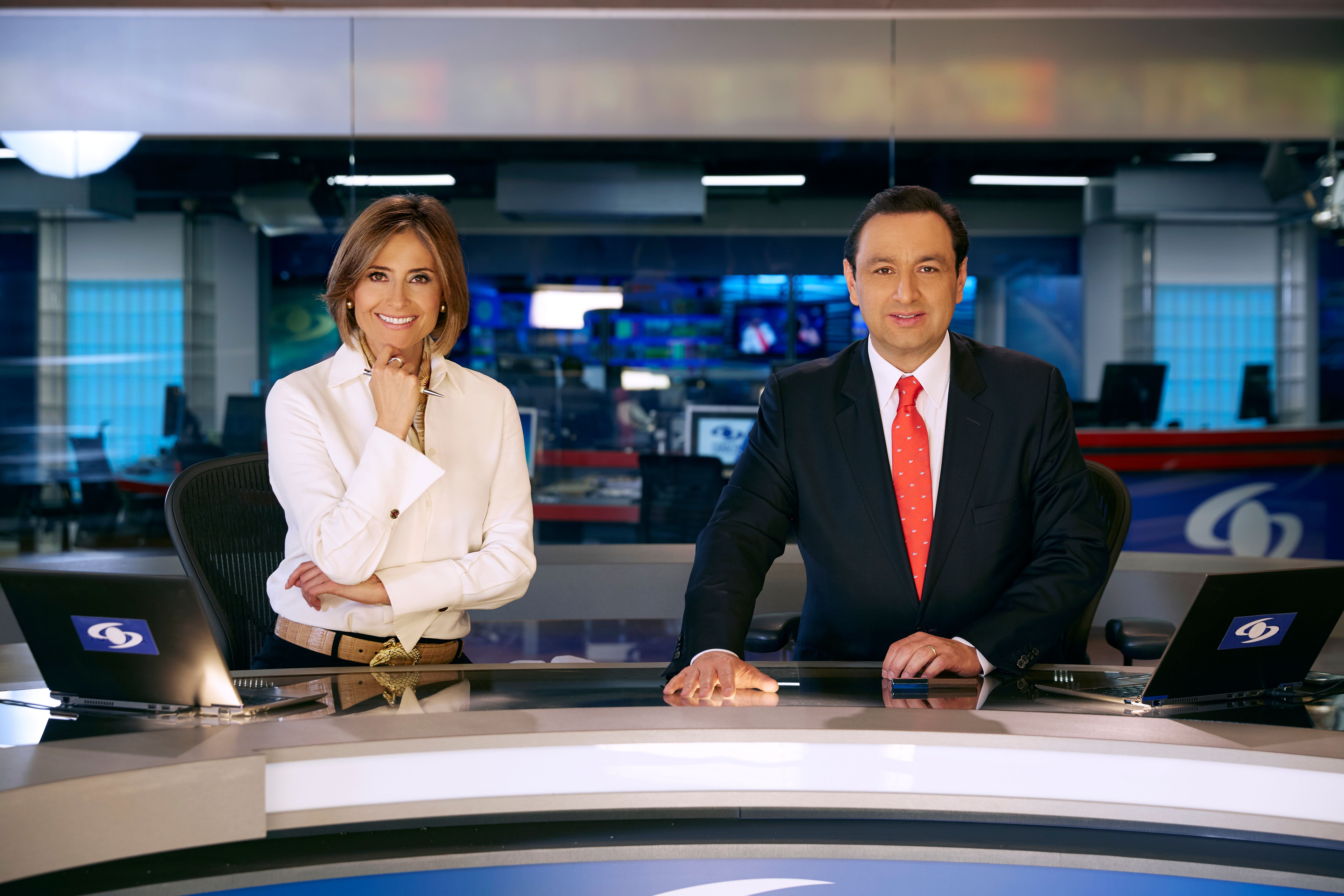Imagen donde aparecen María Lucía Fernández y Jorge Alfredo Vargas, presentadores de Noticias Caracol.