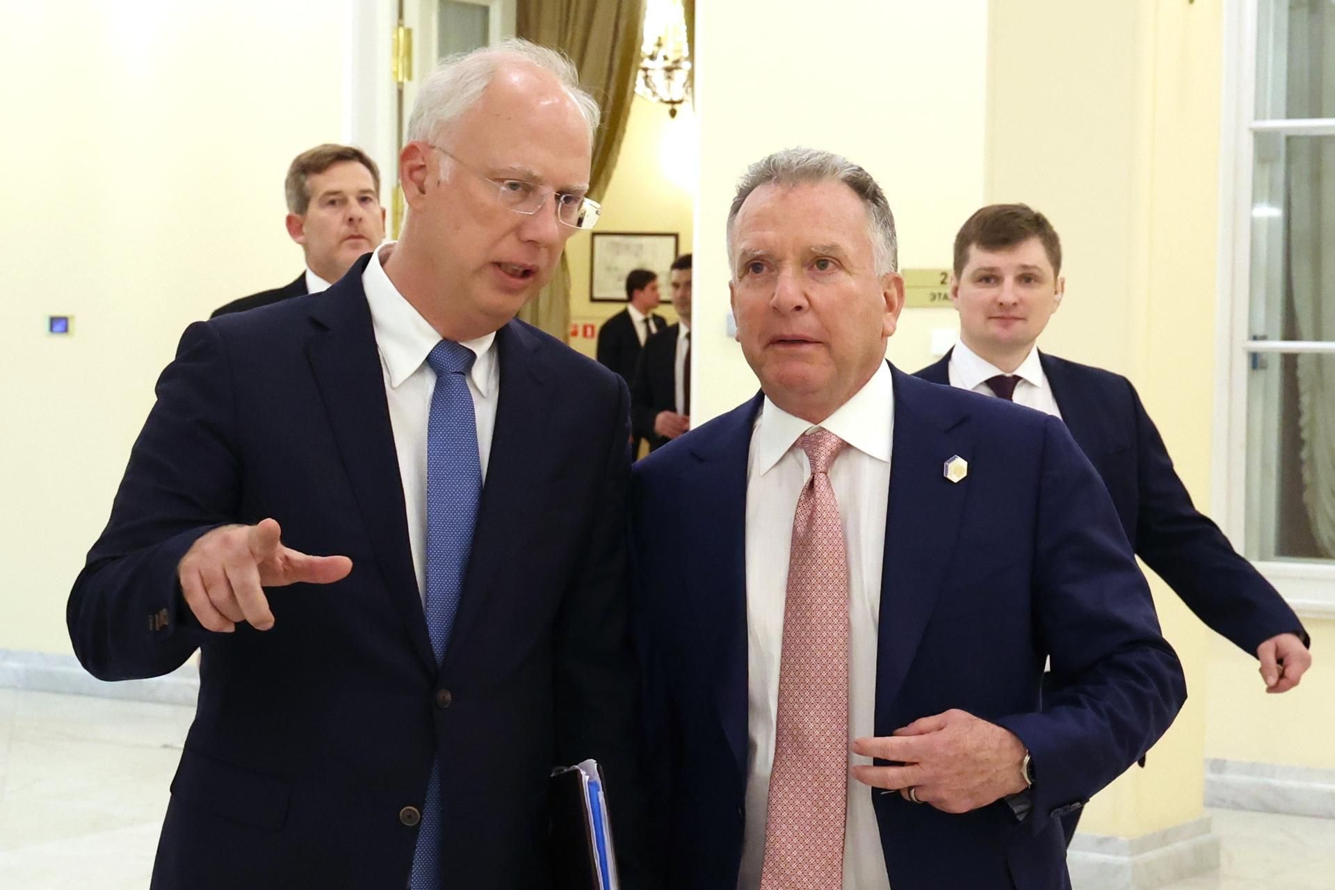 St. Petersburg (Russian Federation), 11/04/2025.- Head of the Russian Direct Investment Fund and Russian special presidential envoy for economic cooperation with foreign countries, Kirill Dmitriev (L) and US Special Envoy to the Middle East Steve Witkoff attend a meeting in St. Petersburg, Russia, 11 April 2025. (Rusia, San Petersburgo) EFE/EPA/VYACHESLAV PROKOFYEV/SPUTNIK/KREMLIN / POOL MANDATORY CREDIT
