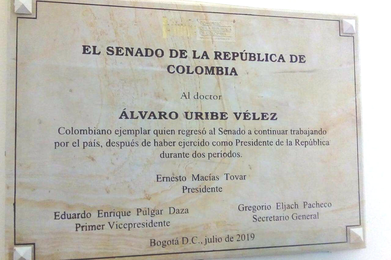 Placa en homenaje al expresidente Uribe en el Congreso seguirá vigente: Consejo