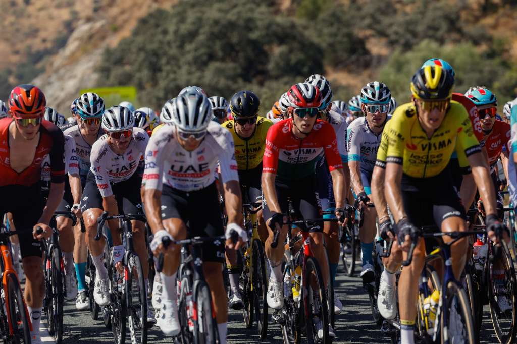 SEVILLA 21/08/2024.- El pelotón ciclista durante la quinta etapa de la Vuelta a España que discurre este miércoles entre Fuente del Maestre (Badajoz) y Sevilla sobre un recorrido de 177 kilómetros. EFE/ Javier Lizón