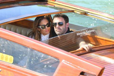Imágenes: Jennifer López no desampara a Ben Affleck, ahora lo siguió a Venecia