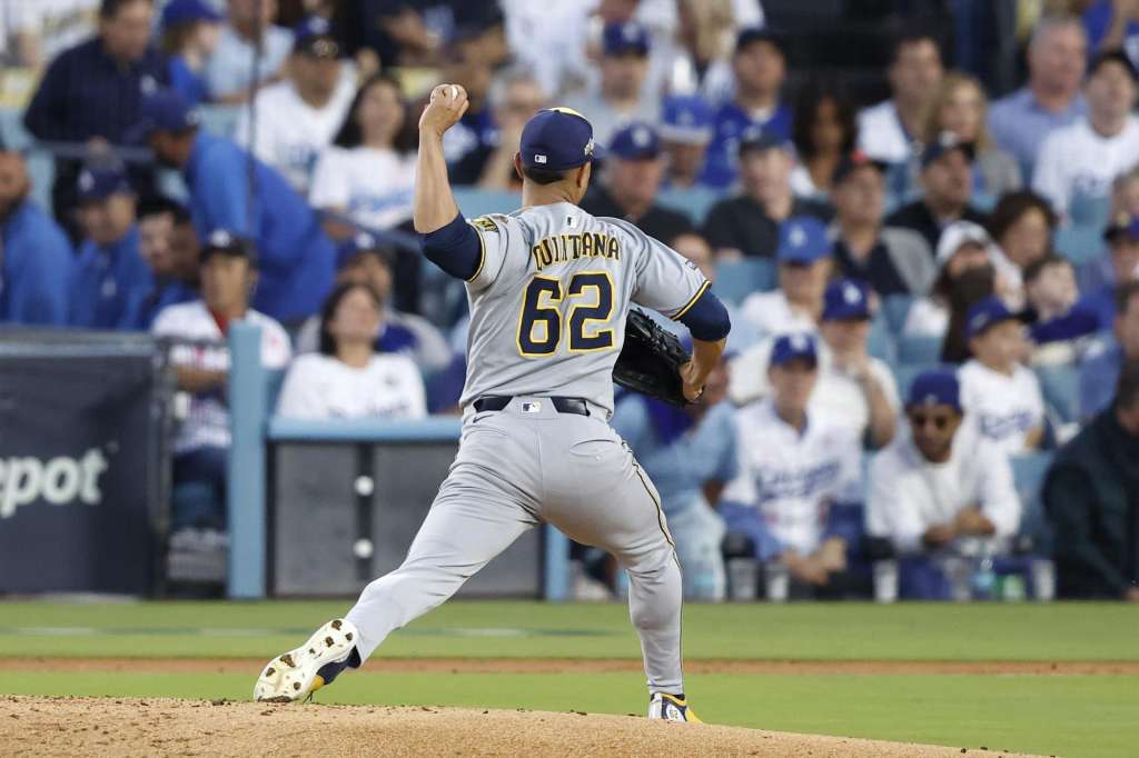 LOS ANGELES (United States), 17/10/2025.- Milwaukee Brewers starting pitcher Jose Quintana throws a baseball during the second inning of the MLB National League Championship Series game four between the Milwaukee Brewers and the Los Angeles Dodgers in Los Angeles, California, USA, 17 October 2025. The winner of the best-of-seven games National League Championship Series will advance to the World Series to play the winner of the American League Championship Series. EFE/EPA/CAROLINE BREHMAN