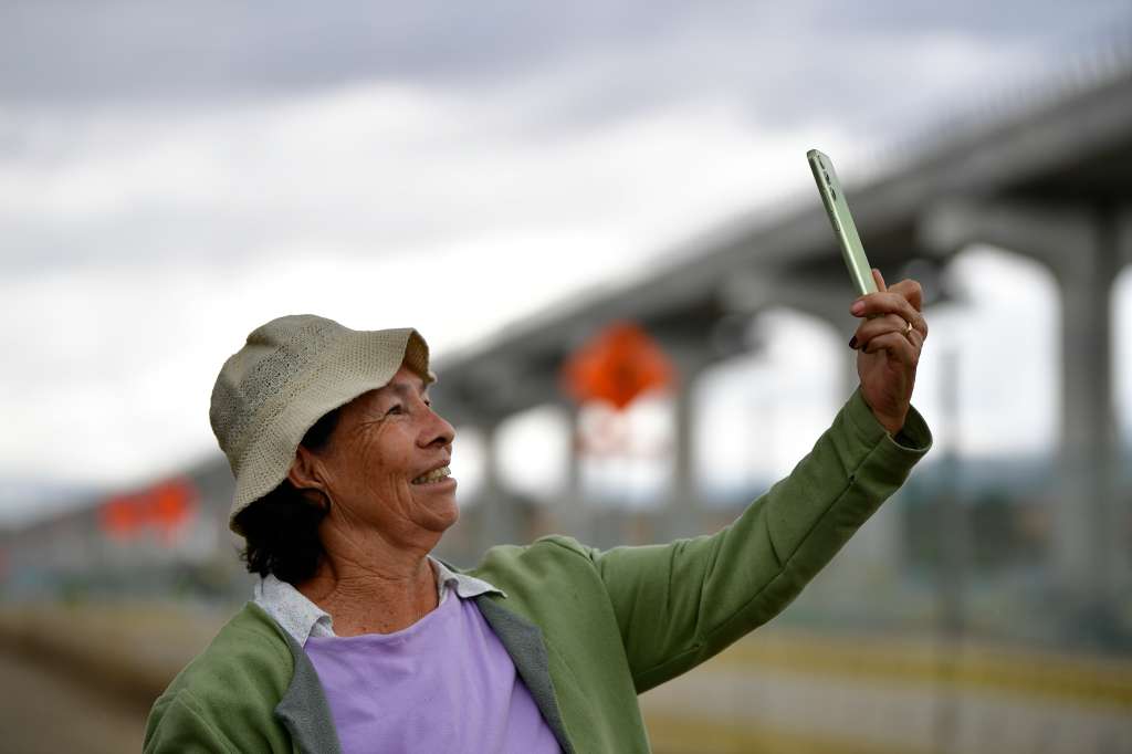 Primeros recorridos autónomos y energizados de los trenes de la Línea 1 del Metro de Bogotá sobre el viaducto entre la estación uno (Gibraltar) y a estación dos al sur de la ciudad. El recorrido contó con pasajeros invitados y asistentes que observaban el movimiento de los vagones sobre los rieles.