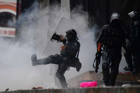 En enfrentamientos y abusos de autoridad terminaron manifestaciones en Medellín y Bucaramanga