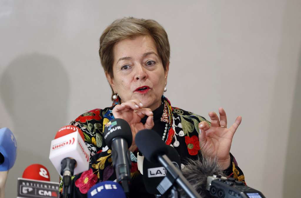 AME667. BOGOTÁ (COLOMBIA), 24/10/2024.- La ministra de Trabajo de Colombia, Gloria Inés Ramírez, habla durante una rueda de prensa conjunta con la vicepresidenta segunda del Gobierno español y líder de Sumar, Yolanda Díaz (fuera de cuadro), luego de su participación en la XXII Conferencia Interamericana de Ministras y Ministros de Trabajo de la Organización de Estados Americanos (OEA), este jueves, en Bogotá (Colombia). Los ministros de Trabajo de Iberoamérica, a los que se unieron sindicatos, patronales y otros países como España, representado por la ministra Yolanda Díaz, se reunieron durante dos días en Bogotá para establecer consensos y definir prioridades sobre el futuro del trabajo en América, basado en la paz, la justicia social y la acción climática. EFE/ Mauricio Dueñas Castañeda