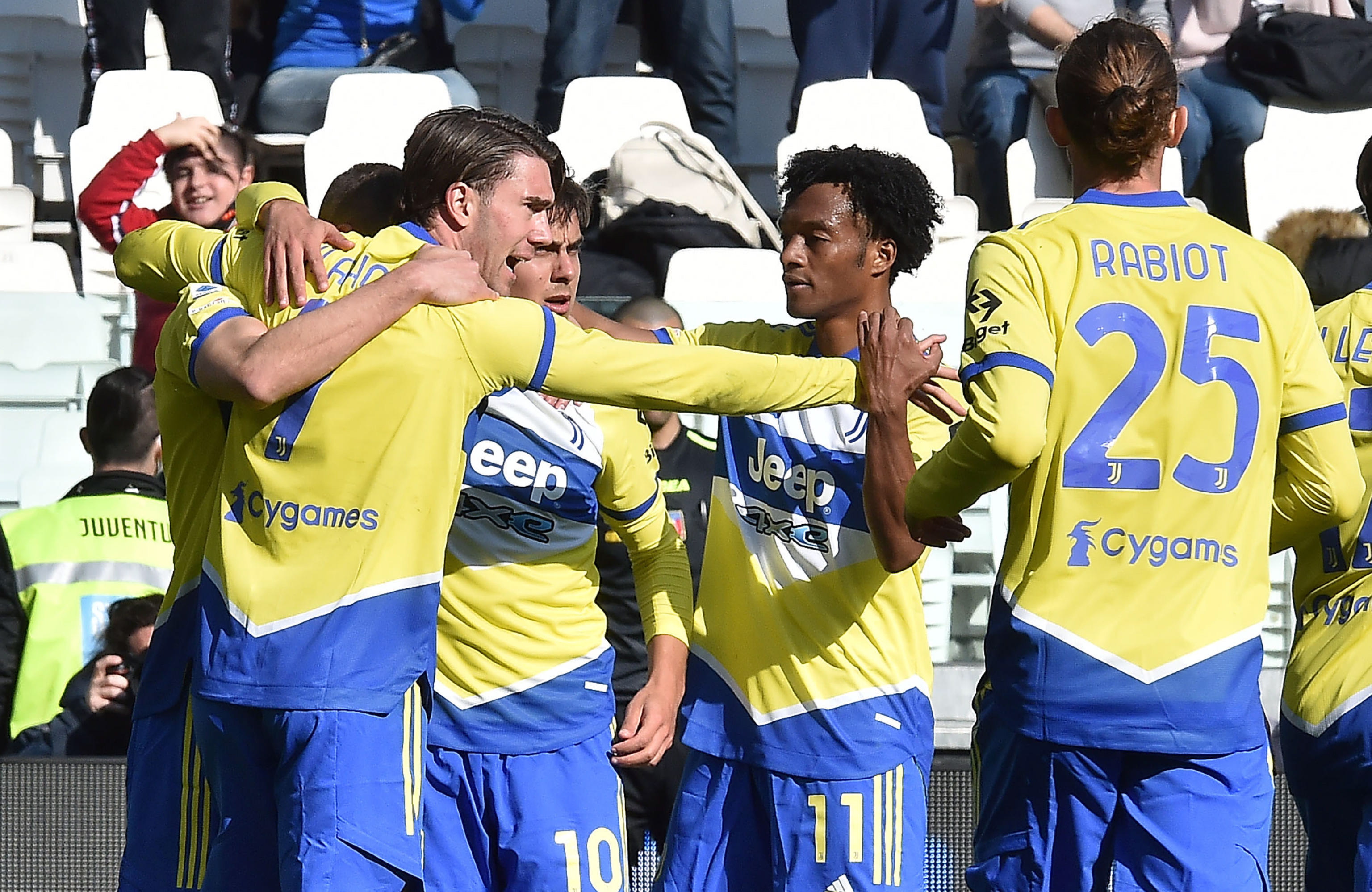 Turin (Italy), 20/03/2022.- Juventus'Äô Dusan Vlahovic (2L) celebrates after scoring the 2-0 goal during the Italian Serie A soccer match between Juventus FC and US Salernitana at the Allianz Satadium in Turin, Italy, 20 March 2022. (Italia, Estados Unidos) EFE/EPA/ALESSANDRO DI MARCO