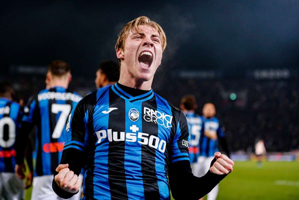 Bologna (Italy), 08/01/2023.- Atalanta's Rasmus Hojlund jubilates with his teammates after scoring the goal during the Italian Serie A soccer match Bologna FC vs Atalanta BC at Renato Dall'Ara stadium in Bologna, Italy, 9 January 2023. (Italia) EFE/EPA/ELISABETTA BARACCHI