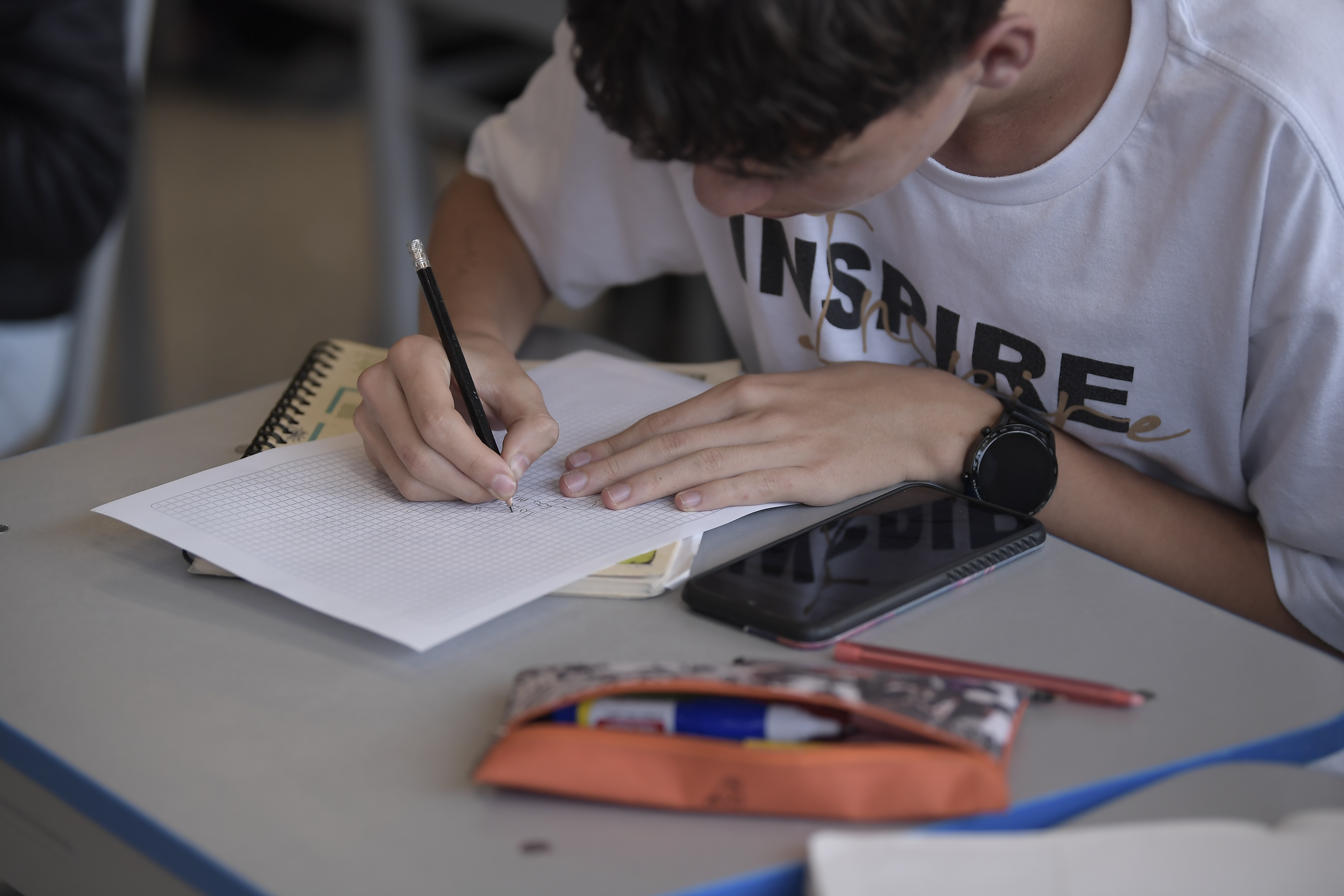 Estudiante de este colegio público ubicado en Bosa, Usan el celular.