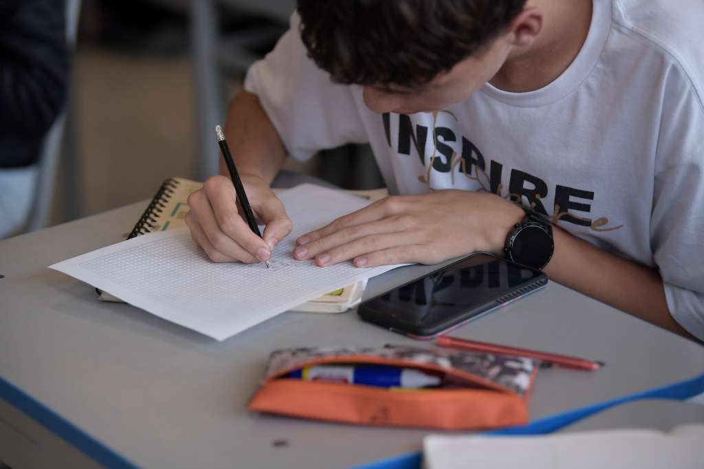 Estudiante de este colegio público ubicado en Bosa, Usan el celular.