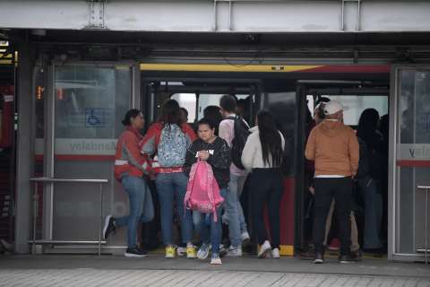 ¿Sin estudios? Critican la apuesta de Galán por reducir los colados en SITP