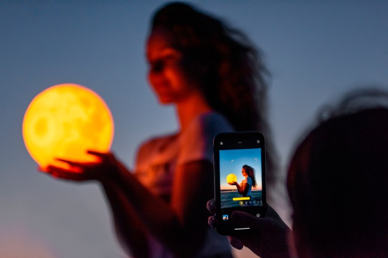 ¿Cómo tomarle fotos a la superluna azul con tu celular Android?