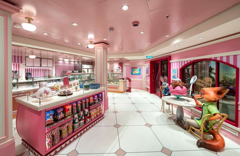 A bordo del Disney Treasure, el barco más nuevo de Disney Cruise Line, Jumbeaux's Sweets, recuerda a la popular heladería, Jumbeaux Café, de la bulliciosa metrópolis de mamíferos que aparece en "Zootopia" de Disney. Rodeados de divertidos interiores de color rosa, arquitectura de estilo victoriano y una entrañable escultura de la oficial Judy Hopps y Nick Wilde, a los invitados se les sirve humor y corazón. Hay más de 30 sabores de helados artesanales y muchas otras delicias dulces.