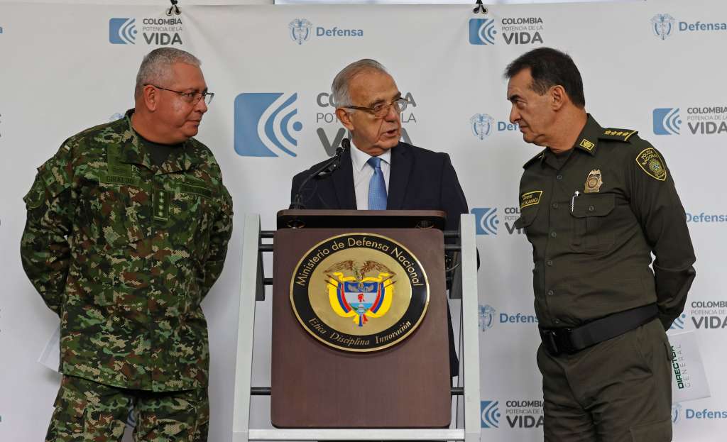 AME8631. BOGOTÁ (COLOMBIA), 14/03/2024.- El ministro de Defensa, Iván Velásquez (c), habla en una rueda de prensa este jueves, en Bogotá (Colombia). El Gobierno colombiano presentó este jueves una nueva estrategia para fortalecer la cooperación entre Fuerzas Militares y Policía para detener a las 481 personas buscadas por homicidios contra líderes sociales y firmantes de paz en Colombia desde que se firmó el acuerdo de paz con las FARC en 2016. EFE/ Mauricio Dueñas Castañeda